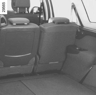 ELVÁLASZTÓHÁLÓ (2/2) 6 7 6 10 9 8 11 Az elválasztóháló felszerelése a hátsó ülések mögött (a második sor hátsó ülései mögött 7