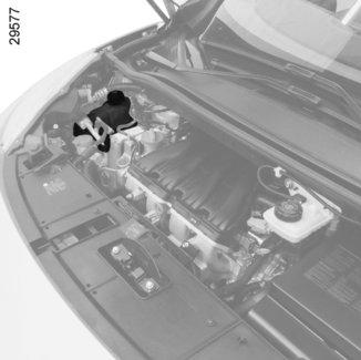 FOLYADÉKSZINTEK (1/3) 1 A folyadékszint ellenőrzésének gyakorisága Rendszeresen ellenőrizze a hűtőfolyadék szintjét (a motort súlyos károsodások érhetik, ha nincs elegendő hűtőfolyadék).