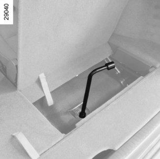 DEFEKT, PÓTKERÉK (2/2) 4 5 B 3 6 5 Pótkerék B A jármű alatt van. Emelje fel a fedelet 3 a csomagtartóban, és vegye le a védősapkát.
