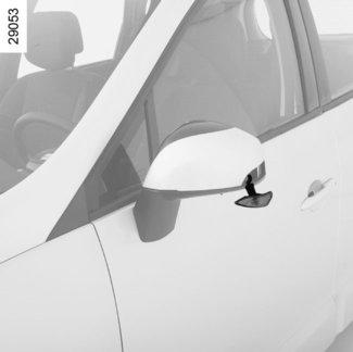 Izzótípus: szofitaégő C5W. Oldalsó irányjelzők 16 Pattintsa ki az oldalsó irányjelzőt 16 egy laposvégű csavarhúzóval.