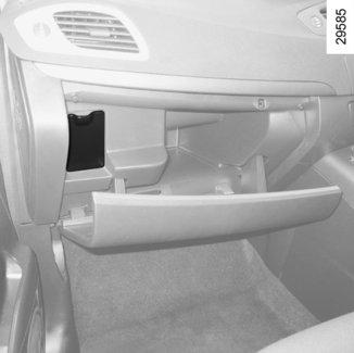 BIZTOSÍTÉKOK (1/2) B 1 A Biztosítékdoboz Ha egy elektromos berendezés nem működik, ellenőrizze a biztosítékokat. Akassza ki a fedelet A vagy B (gépkocsitól függően).