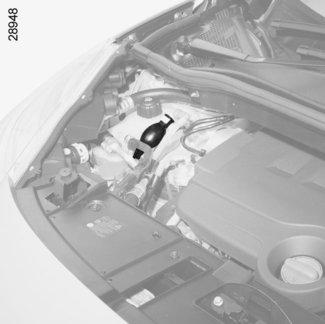 ÜZEMANYAGTARTÁLY (3/3) 2 Légtelenítő pumpával nem rendelkező járművek 2 Helyezze be a RENAULT kártyát a kártyaleolvasóba. Nyomja meg az indítógombot a pedálok lenyomása nélkül.
