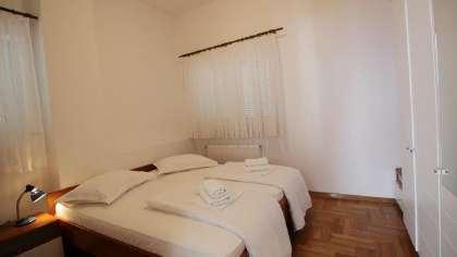 ) Az apartman az aprókavicsos strandtól 150-200 m-re, a homokos strandtól, valamint Omiš központi, óvárosi részétől kb. 700 m-re helyezkedik el.