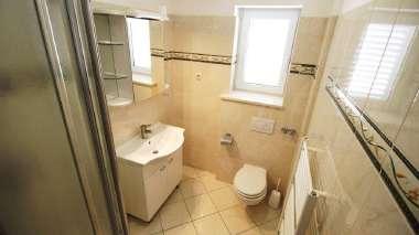 ) Az apartmanhoz, nagy amerikai konyhás étkező, fürdőszoba (tus/wc), tengerre