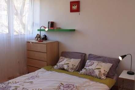 Cetina folyó torkolata mellett helyezkedik el.