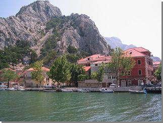 8 Omiš A közép-dalmáciai Omiš a Split és Makarska közötti partszakaszon, a Cetina folyó torkolatánál található, egyes részei pedig benyúlnak a hegyi folyócska vadregényes kanyonjába.