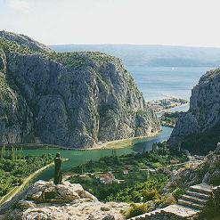 A gyalogos túrázókat Omiš-tól 2 km-re egy kilátó várja, ahonnan az egész város, a folyóöböl és a tenger is belátható.