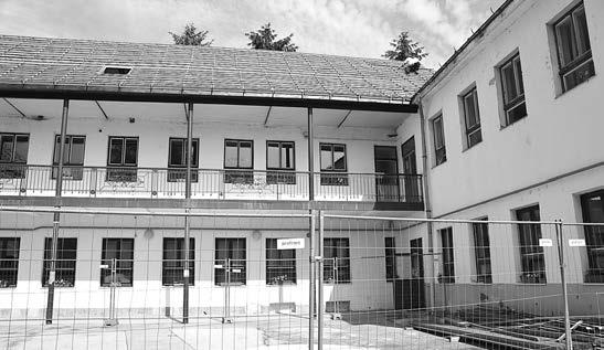 Ezt követôen egy rövid összefoglaló következett az azbesztrôl: Az azbeszt a természetben elôforduló, több, különbözô összetételû, szálas szerkezetû ásvány gyûjtôneve.