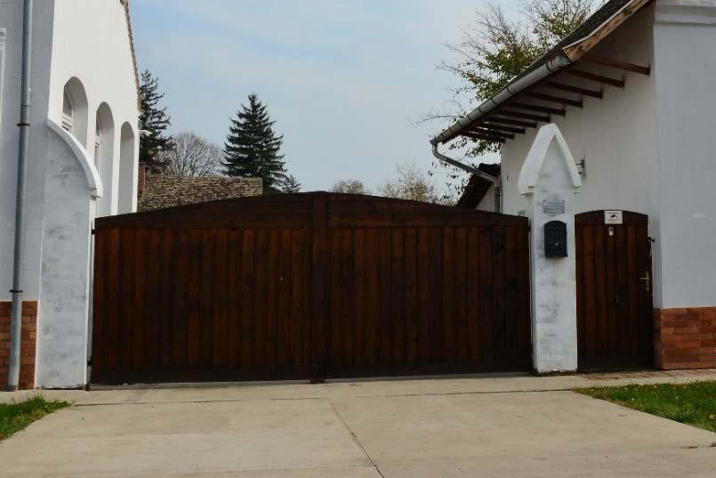 betonkerítések vannak, azokat pasztellszínekkel célszerű