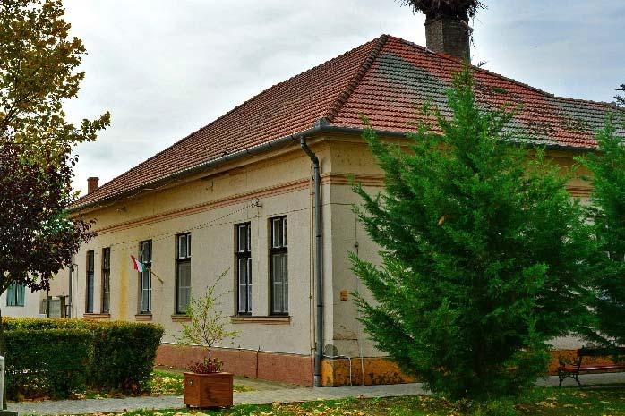 a nyeregtető egyik oldala a beépített tornácra