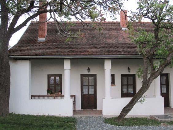 Az anyag és színhasználatot a meglévő hagyományos épületekhez igazodva