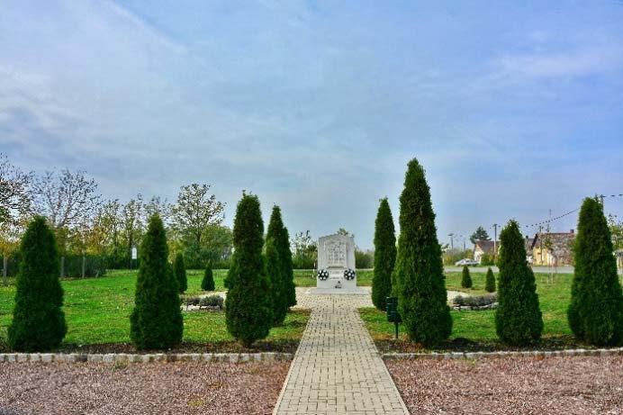 A templommal szemben a Jókai utca két sarkán felújítások