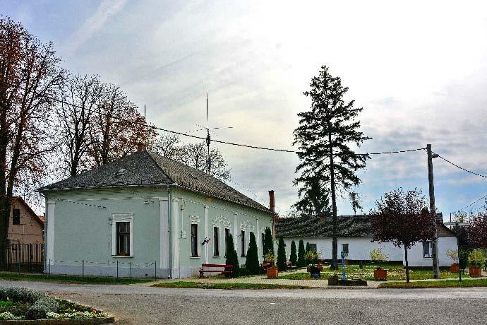 térburkolattal kialakított járda, utcabútorok (padok,