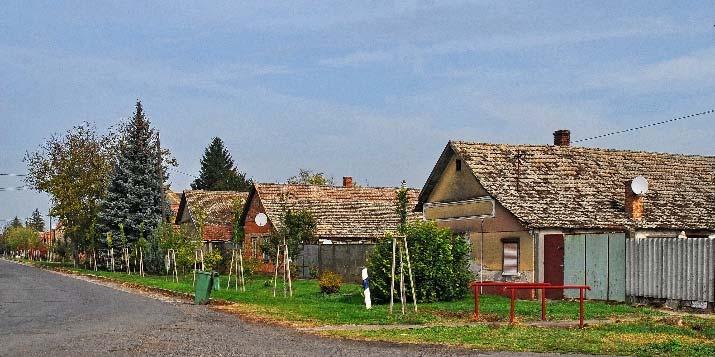 jellemzően az utcával párhuzamos beépítés figyelhető meg.