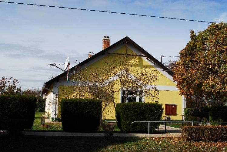 Jellemző a fehér színű, illetve a világos, pasztellszínű vakolat.