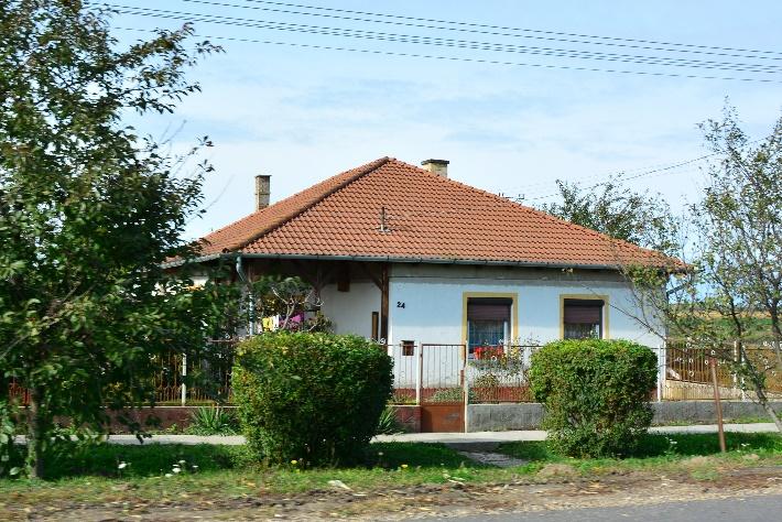 nyílászárók általában sötétbarnára festettek, a tetők vöröses árnyalatúak, a