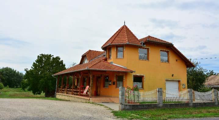 diszítésekkel rendelkezik, az utcára két nagy homlokzati ablakkal nyit és füstnyilással ellátott.