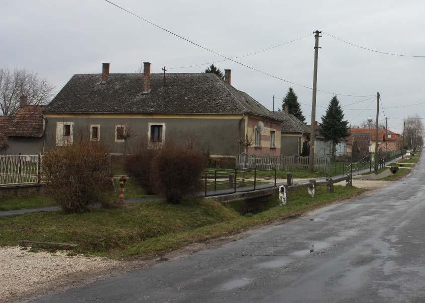 MAGASSÁG Törekedni kell arra, hogy egy utcában hasonló magasságú épületek