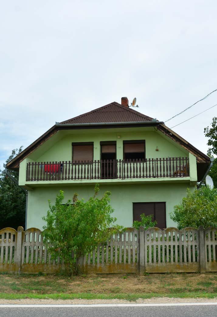 mellvéd nélküli, oszlopos és