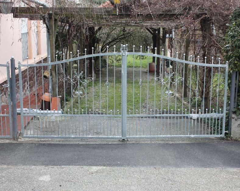 áttört kerítésekbe illesztett