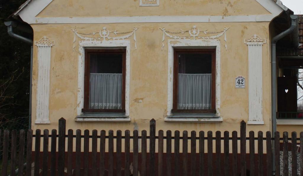28 Az épületek utcai homlokzatán árnyékolásra, külső tokos