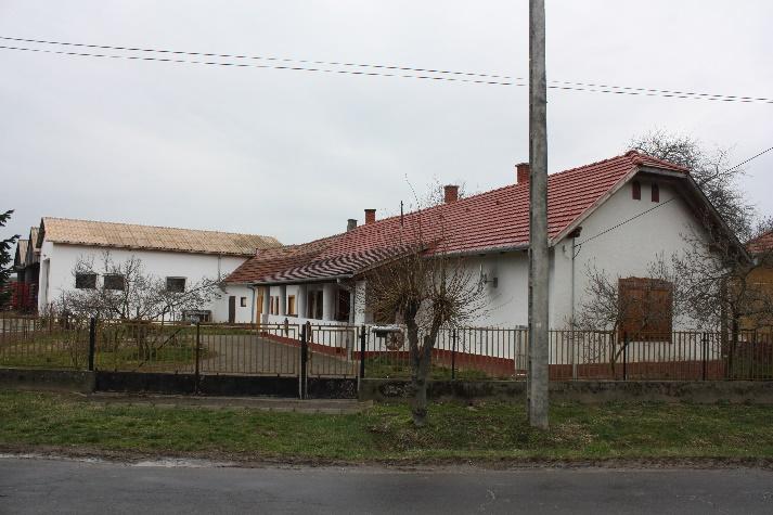 karakterét, stílusjegyeit.
