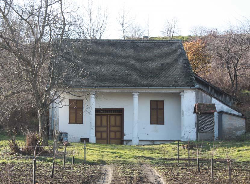 Somberek, szőlők 0281/12 H1 présház A dűlőúttal párhuzamosan álló, körpillér Karbantartás, állagmegóvás.