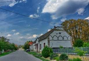Községünk a Geresdiészaknyugatelhalad a térségben,