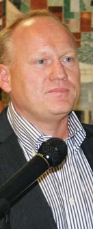 faggyúmirigy váladékától, ezért felesleges a bûzmirigy eltávolítása. Dr. Liptovszky Mátyás három 2012. JANUÁR ESEMÉNY 7 dr.