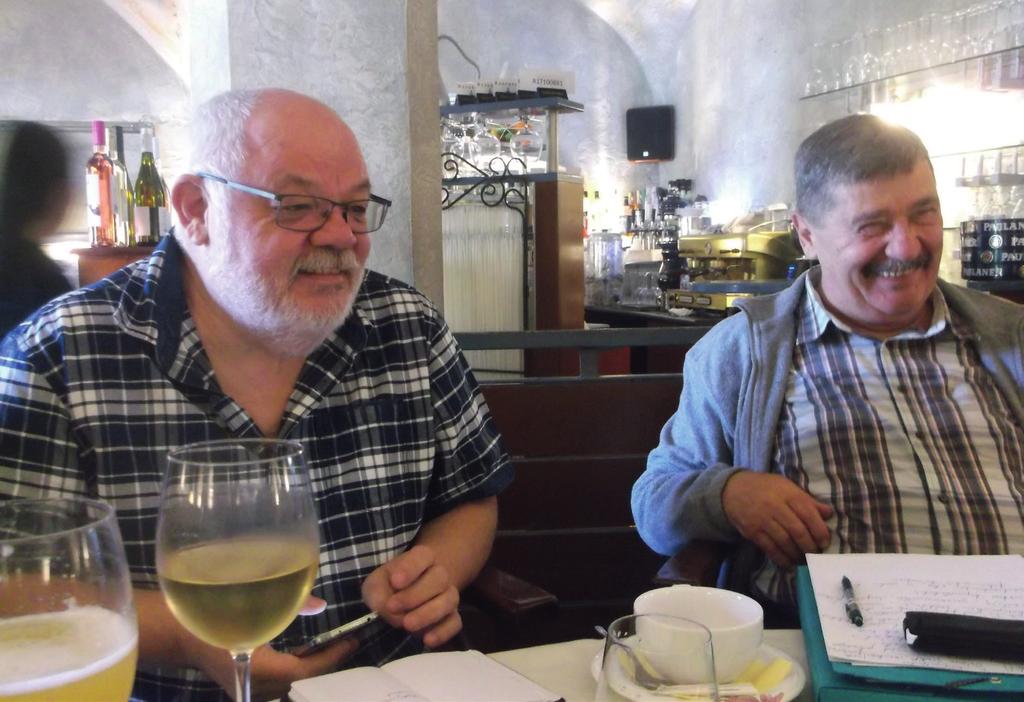 COMITATUS Tudom, hogy a könyvtárosok rémálma vagyunk, hiszen nem mindig sikerült az összes évszakban kiadnunk a lapot, így előfordult az, hogy az ősz után rögtön tavasz következett.