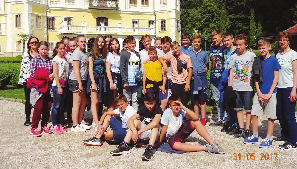 SZÉCHENYI ISTVÁN ÁLTALÁNOS ISKOLA Szlovákiai kirándulásunk Május 31-én, reggel 6:30-kor útnak indultunk Szlovákia felé. Mivel még elég korán volt, halkan ültünk a buszban, ami tőlünk nem megszokott.