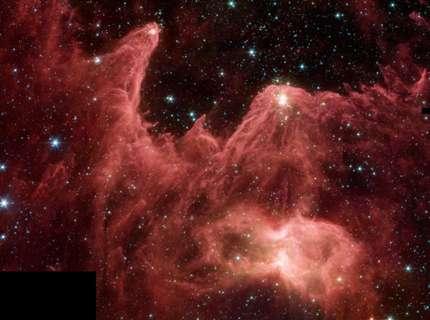 Csillagok születése 4. A Spitzer-űrteleszkóp infravörös kamerájával a Cassiopeia csillagképben látható W5 jelű, nagytömegű csillagkeletkezési régiót örökítették meg.