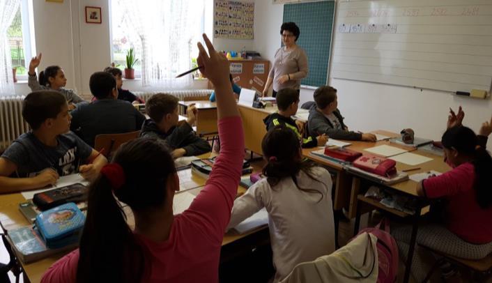 Először másolniuk kellett egy- egy életkoruknak megfelelő szöveget,