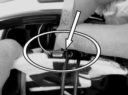 34). Rögzítse a gallért (jobb oldal) úgy, hogy befűzi a műanyag gyűrűt az arcpárna rögzítő patent köré.