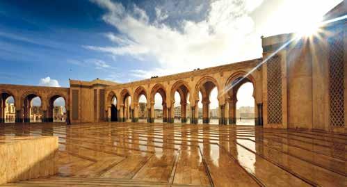 Ahogy Casablanca hosszú kilométereken keresztül uralja az Atlanti-óceán lagúnákkal tarkított partját, úgy uralja a romantikus melodrámák szerelmeseinek szívét Kertész Mihály halhatatlan filmje.