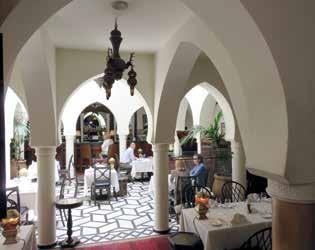 A LEGENDA ÉLETRE KELT 2004-ben egy amerikai diplomata, Kathy Krieger volt az, aki Casablanca városában életre hívta a sok turista által oly hőn áhított épületet, a Rick s Café-t.