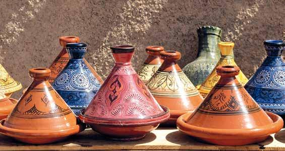Gasztro Lifestyle & Adventure TAGINE A marokkói konyha védjegye a tagine, amely egyszerre jelenti a kúpos fedelű, kör alakú cserépedényt és a benne órákon át, lassú tűzön párolódó húsos, zöldséges
