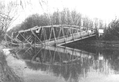A TERÜLETI ADOTTSÁGOK 171 dasági kitermelés. Jellemző, hogy a kevés Mosoni-Dunán átívelő híd egyikét, a Halászi- Duna hidat egy KCR-es rakodó szakította le, ezzel tönkretéve a híd szerkezetét (2.30.