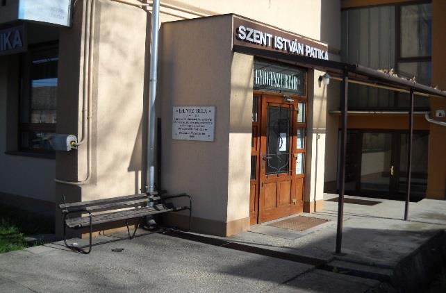 A pécsváradi patikában mindig nagyon sokan voltak, de ennek ellenére szinte templomi csend honolt.