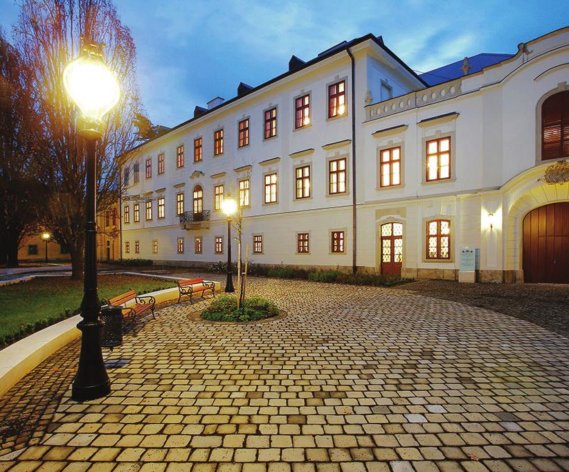 KÖNYVBEMUTATÓK AZ ÉRSEKI PALOTÁBAN MIHALIK BÉLA VILMOS: PAPOK,