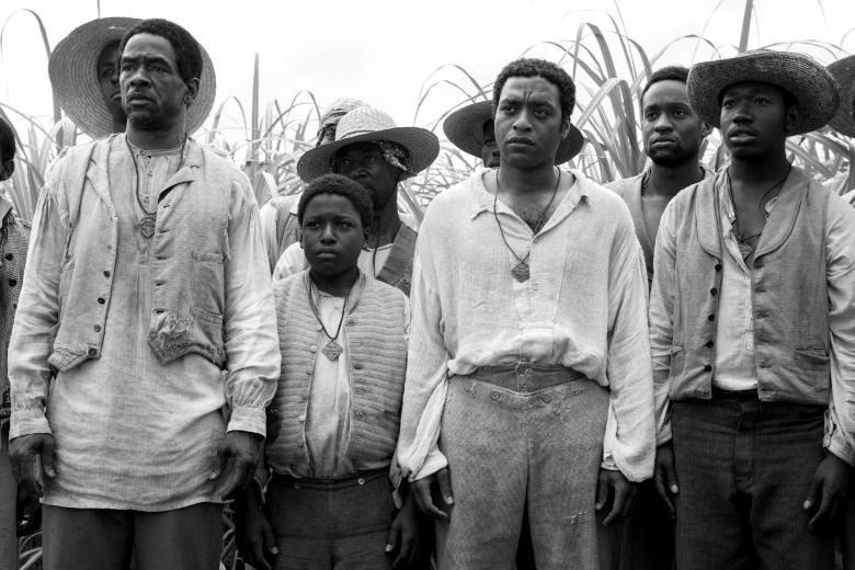 Momentán filmajánló Tsorbatzoglou Fotini Az Oscar díj nyertese: 12 év rabszolgaság A film 1841-ben játszódik és egy igaz történet alapján készült. A feketék akkori helyzetéről, rabszolgaságáról szól.
