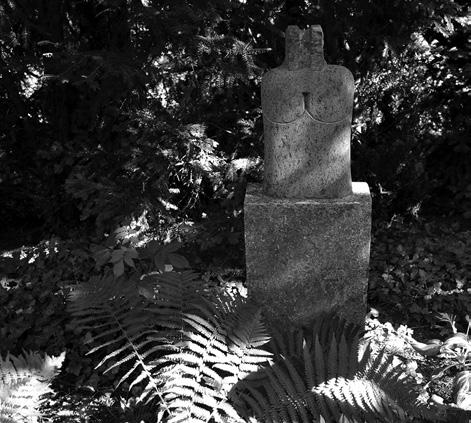 A kőszegi Küttel-villa építéstörténete 8. Fritz August Breuhaus: Küttel-villa, 1933 1934 kert részlete Tornay Endre András szobrával (Fotó: Malustyik Mariann, 2014) 9.