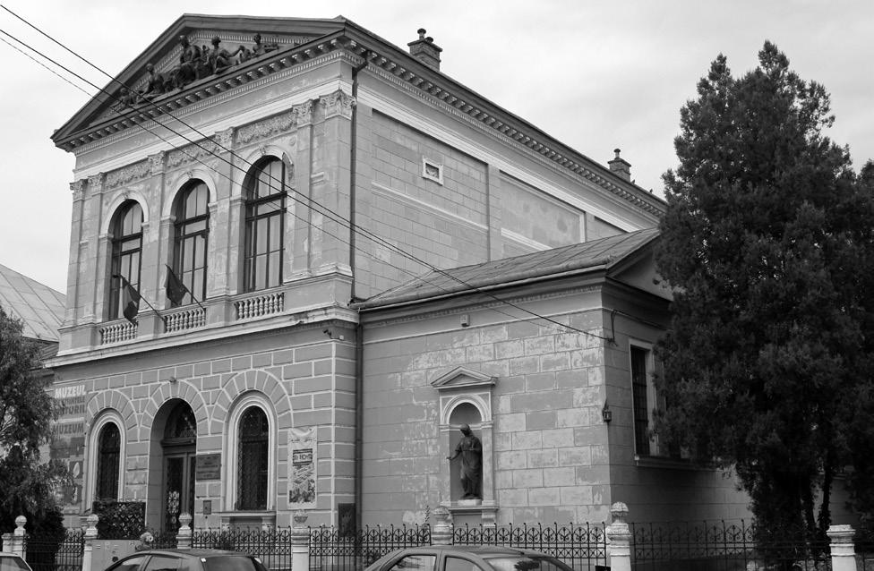 Székely Miklós 8. A Székelyföldi Iparmúzeum főhomlokzata (A szerző felvétele, 2014) látást biztosító teret az épület előtt, amely végül nem valósult meg.