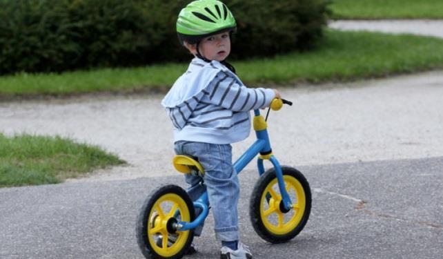 Ma már 2 éves kor körül (ebben nagy lehet a gyermekek közötti különbség) sok gyermek tud kismotorral, ill. kicsit később futóbiciklivel közlekedni. Forrás: pixabay.