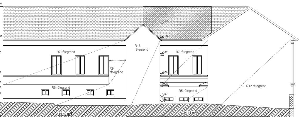 Mivel a homlokzatokon 10 cm feletti vastagságú hőszigetelő rendszert helyeznek el, ásványgyapot sávok beépítése szükséges.