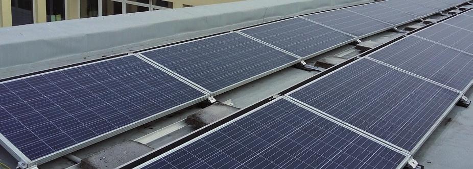 NAPELEMES RENDSZER TELEPÍTÉSE Az épület tetejére elhelyezett 125 napelem nemcsak az iskola villamos energiáját termeli meg, hanem még ezen túl is képes többletenergia termelésére.