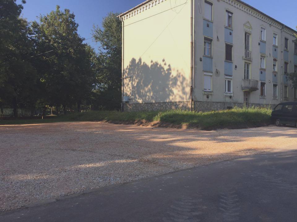 ÚJABB PARKOLÓ Az orvosi rendelővel szemben lévő területen újabb parkoló helyeket alakított ki Sajóbábony Város