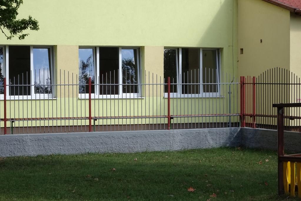 MEGÚJULNAK AZ INTÉZMÉNYEK KERÍTÉSEI Az önkormányzat az idei évben saját beruházásban folyamatosan cseréli le a rossz