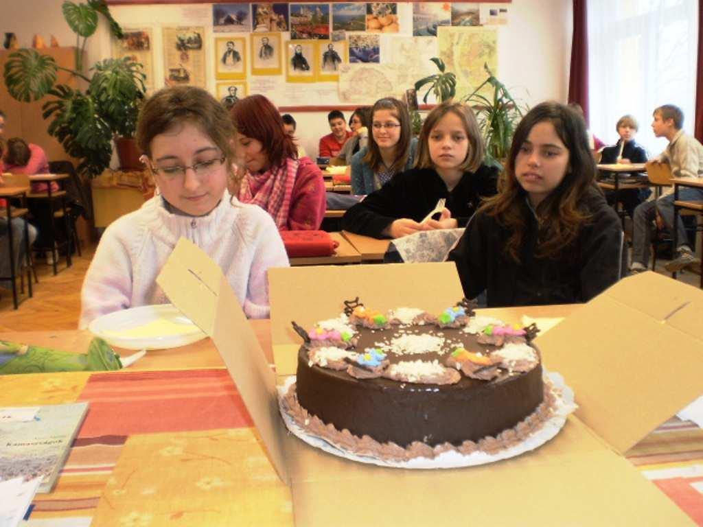 félévében a felsı tagozaton a 7. osztályosok, az alsó tagozaton a 4. osztály érdemelte ki a tortát az összegyőjtött pontok alapján.