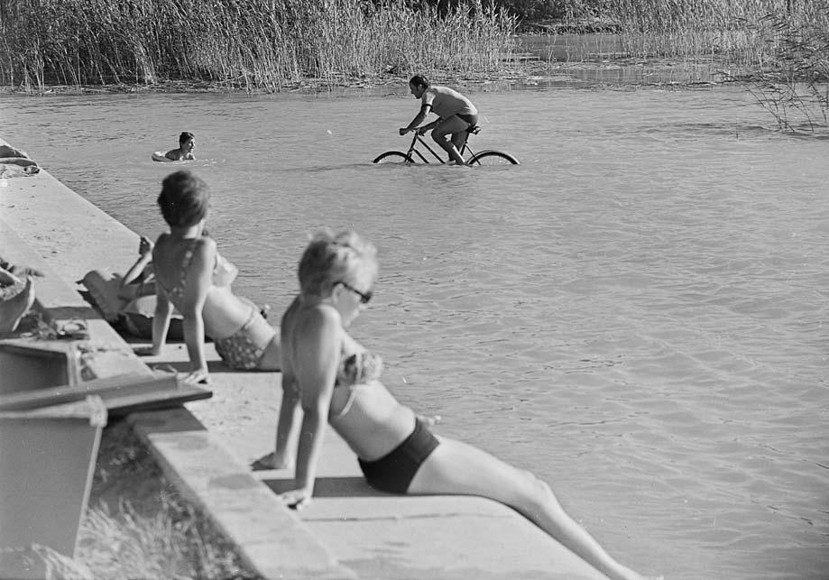 FOTÓ 50 F Az idő csak a vízben elviselhető! Fotó: 1968., www.fortepan.